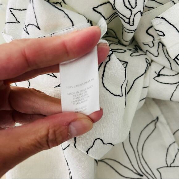 Jones NY white black linen floral embroidered button front coastal top medium - Picture 8 of 8